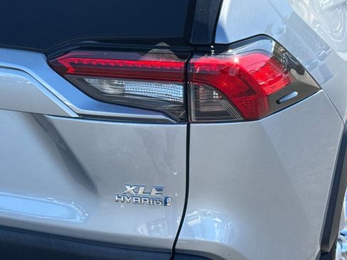 Used 2019 Toyota RAV4 XLE w/ Carpet Mat Package image 25