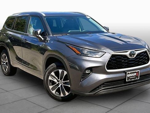 Used 2023 Toyota Highlander XLE AWD/4WD image 3