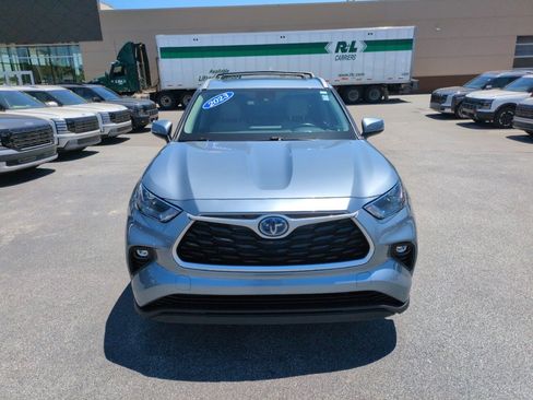 Used 2023 Toyota Highlander XLE AWD/4WD image 3