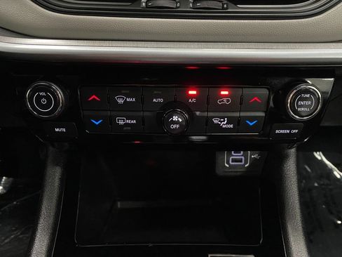 Used 2025 Jeep Compass Limited image 24