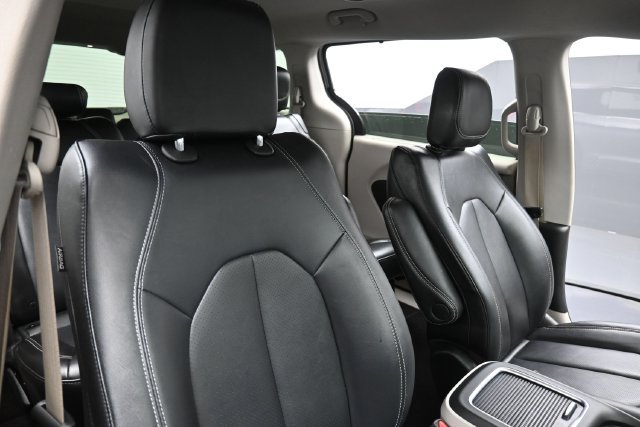Used 2024 Chrysler Pacifica Touring-L FWD image 34