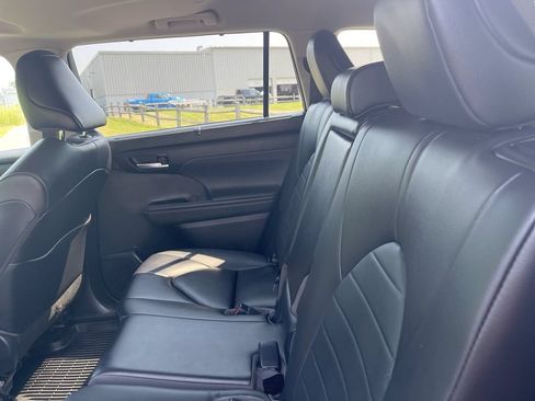 Used 2023 Toyota Highlander XLE FWD image 8