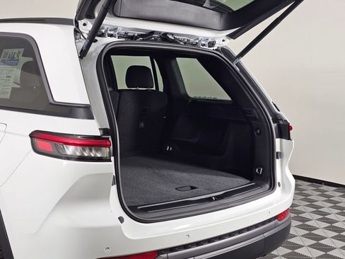 New 2026 Jeep Grand Cherokee Altitude image 12