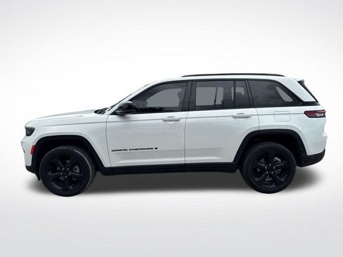 Used 2023 Jeep Grand Cherokee Altitude AWD/4WD image 2