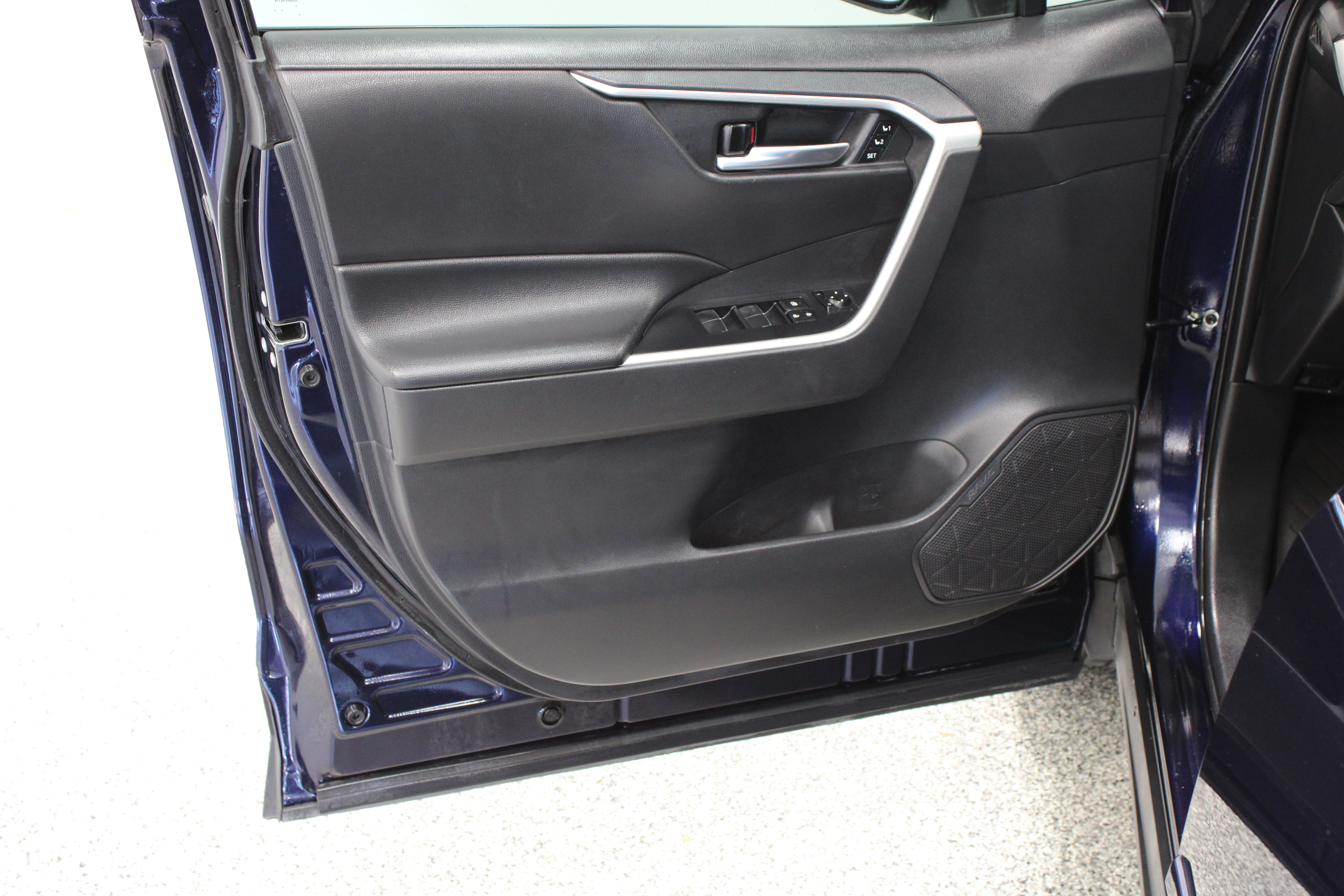 Used 2021 Toyota RAV4 XLE Premium FWD image 12