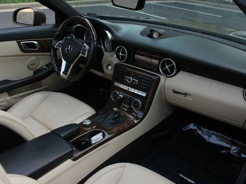 Used 2015 Mercedes-Benz SLK 350 w/ Multimedia Package image 18