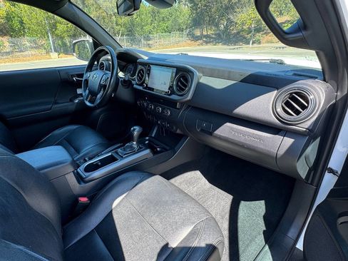 Used 2020 Toyota Tacoma TRD Off-Road w/ Technology Package image 15