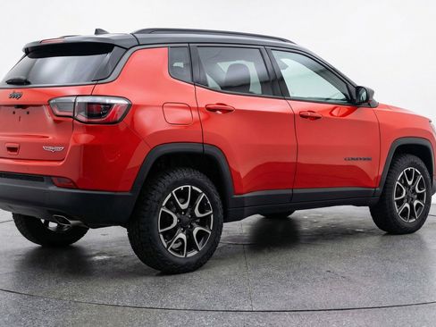 Used 2025 Jeep Compass Trailhawk image 7