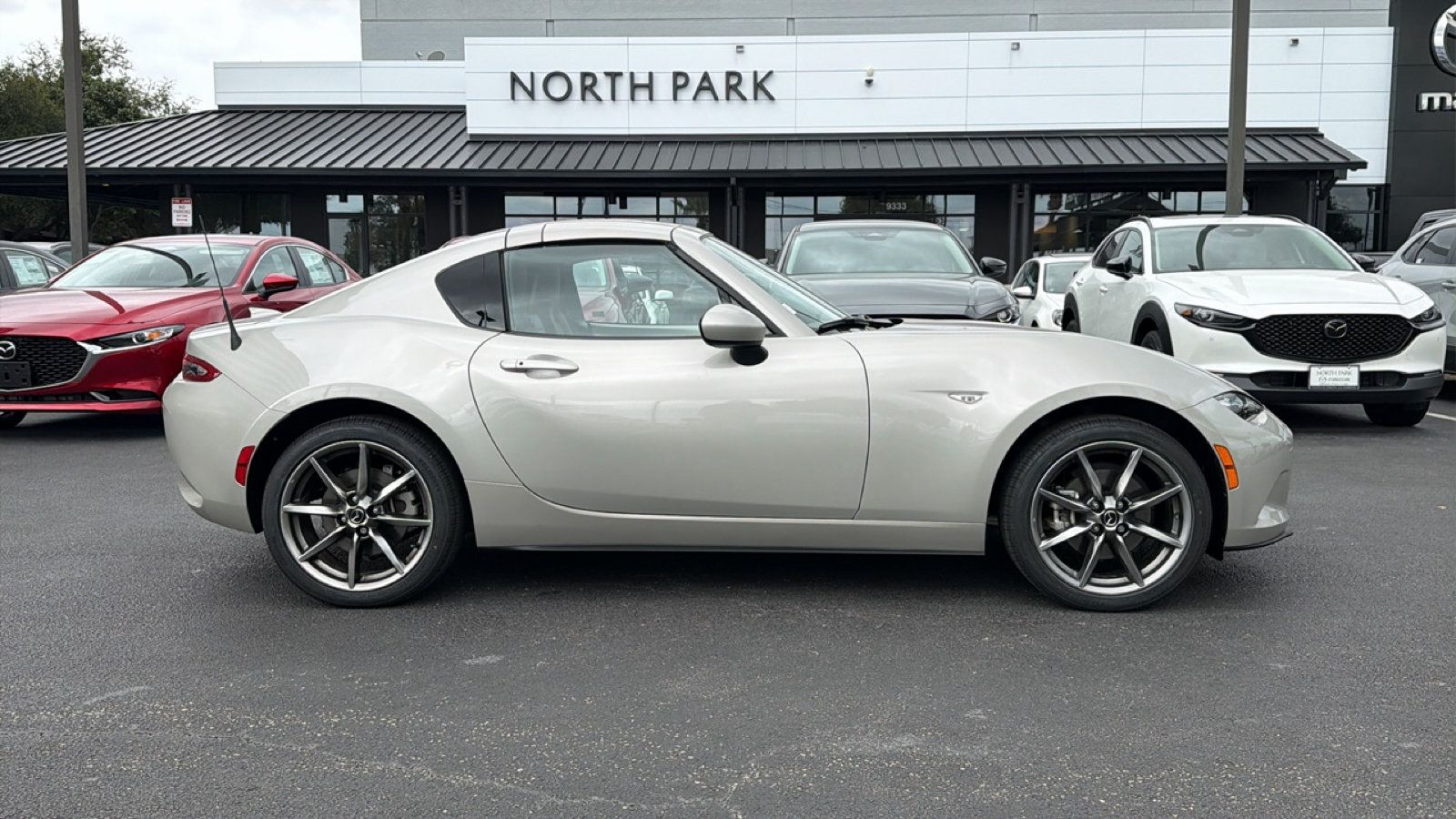 Used 2023 MAZDA MX-5 Miata Grand Touring RWD image 3