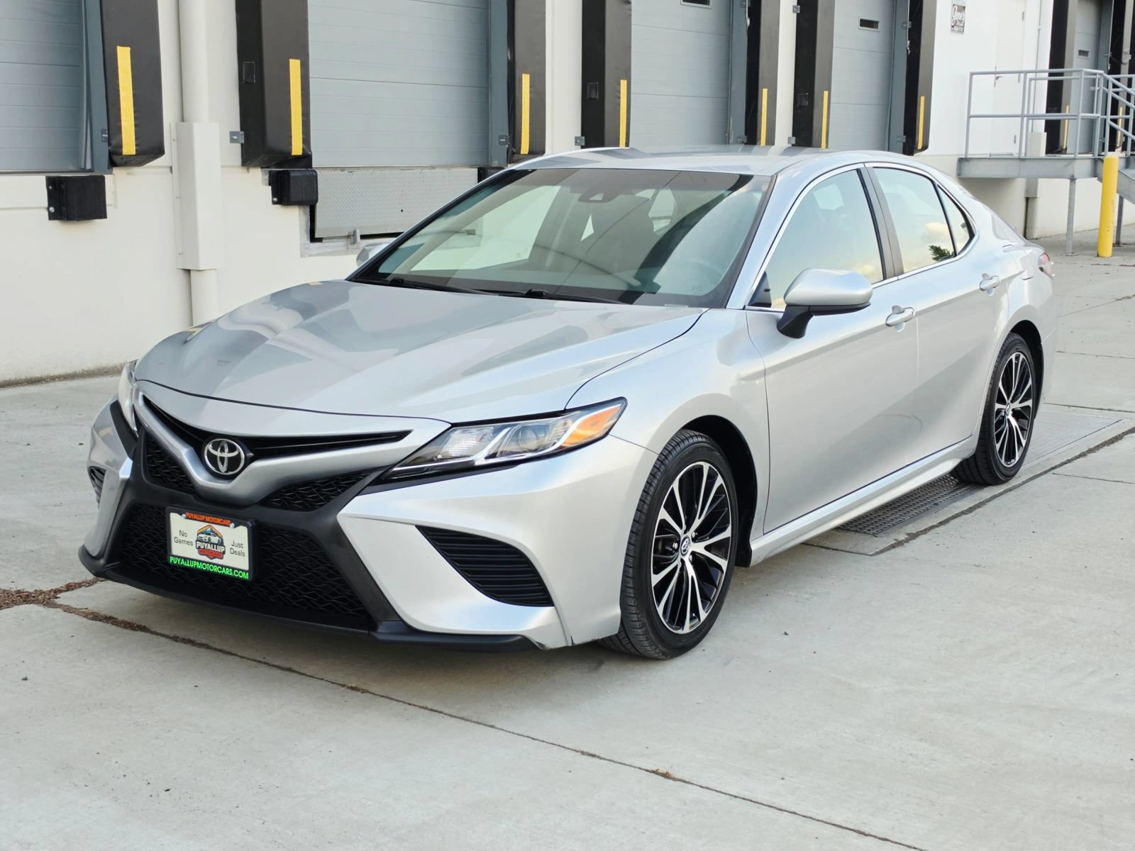 Used 2018 Toyota Camry SE FWD image 1