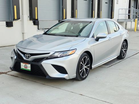 Used 2018 Toyota Camry SE FWD image 1