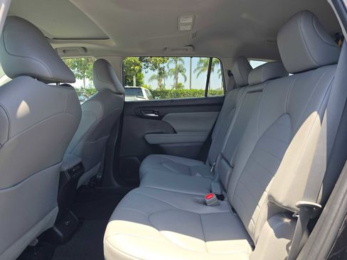 Used 2023 Toyota Highlander XLE FWD image 18