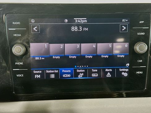 Used 2025 Volkswagen Jetta SE FWD image 21