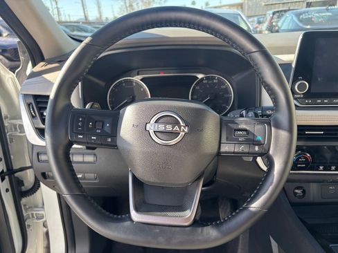 Used 2025 Nissan Rogue SV image 30