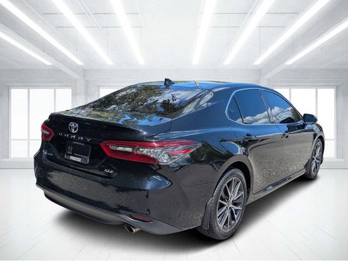 Used 2021 Toyota Camry XLE w/ Navigation Package FWD image 3