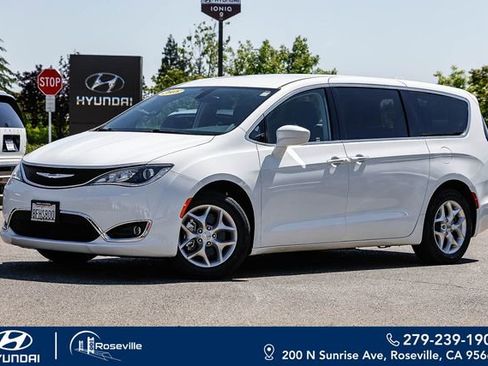 Used 2018 Chrysler Pacifica Touring Plus w/ Tire & Wheel Group FWD image 1