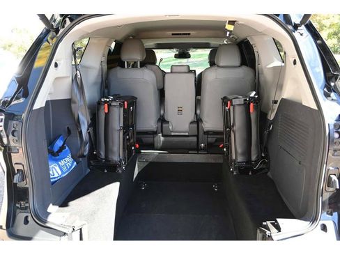 Used 2022 Toyota Sienna XLE image 20