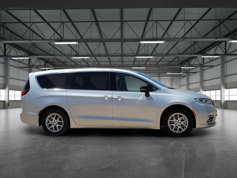 Used 2024 Chrysler Pacifica Touring-L FWD image 5