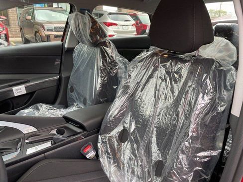 New 2025 Hyundai Elantra SE image 9