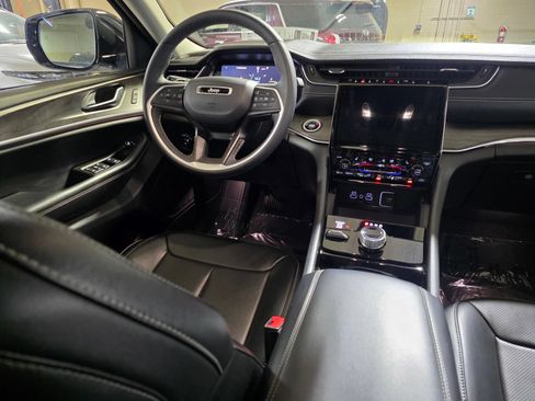 Used 2023 Jeep Grand Cherokee L Limited w/ Luxury Tech Group II AWD/4WD image 19