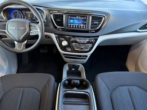 Used 2020 Chrysler Pacifica Touring image 18