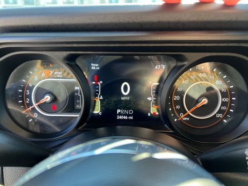 Used 2025 Jeep Wrangler Unlimited Sahara AWD/4WD image 21