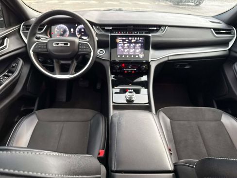 Used 2024 Jeep Grand Cherokee Altitude image 3