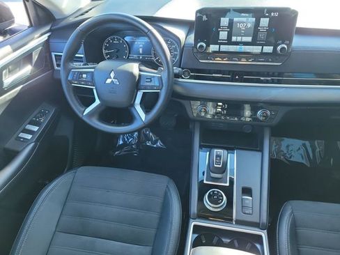 Used 2023 Mitsubishi Outlander SE image 16