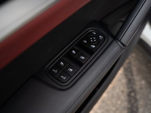 Used 2024 Porsche Cayenne AWD/4WD image 16
