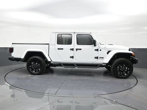 Used 2025 Jeep Gladiator Sport AWD/4WD image 6