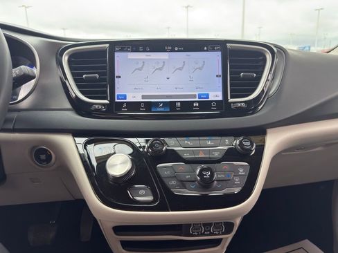 Used 2023 Chrysler Pacifica Touring-L image 19