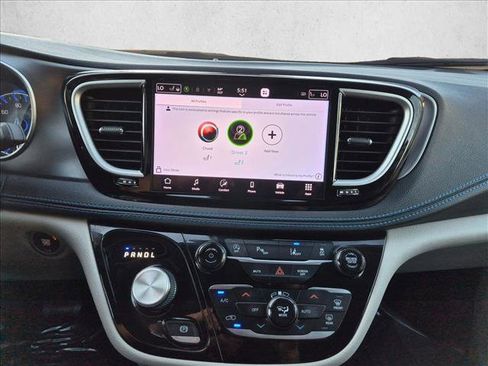 Used 2021 Chrysler Pacifica Touring-L w/ Uconnect Theater Family Group FWD image 13