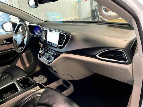 Used 2023 Chrysler Pacifica Touring-L FWD image 14