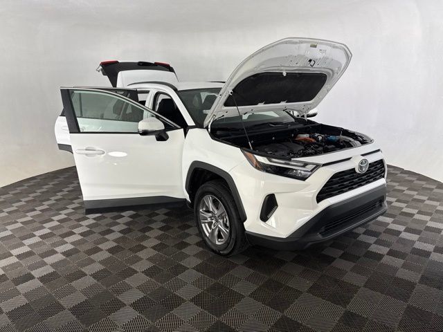 Used 2025 Toyota RAV4 XLE AWD/4WD image 14