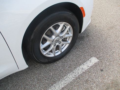 Used 2023 Chrysler Pacifica Touring-L FWD image 21