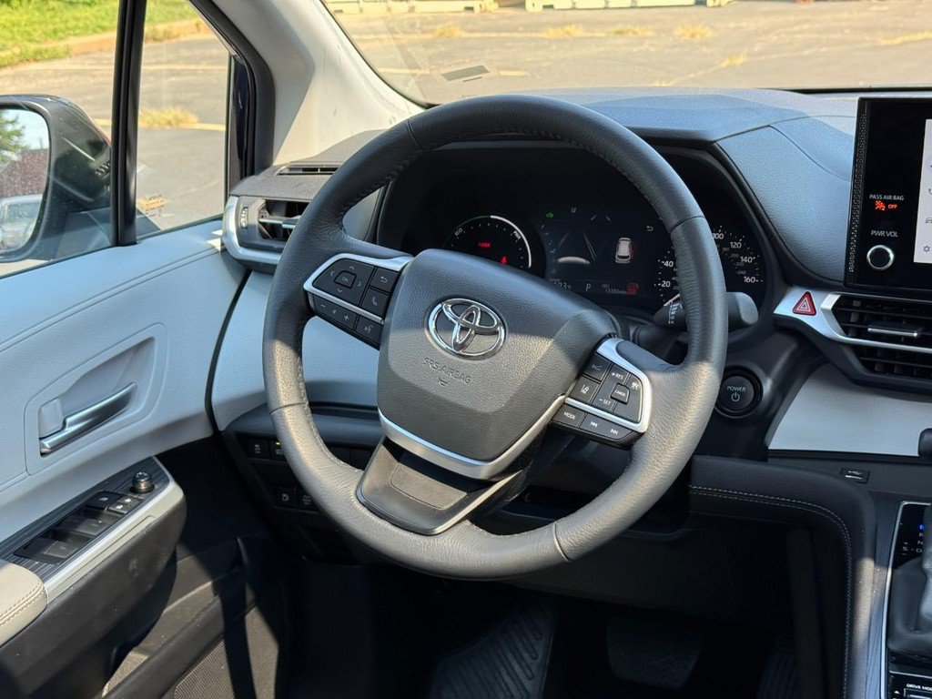 Used 2026 Toyota Sienna XLE FWD image 19
