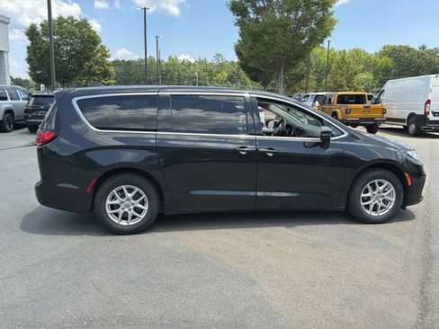 Used 2023 Chrysler Pacifica Touring-L FWD image 13