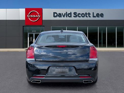 Used 2023 Chrysler 300 Touring w/ Sport Appearance Package image 5