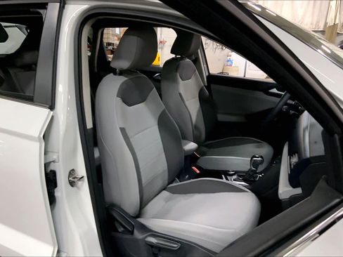 Used 2024 Volkswagen Taos SE w/ Panoramic Sunroof Package image 9