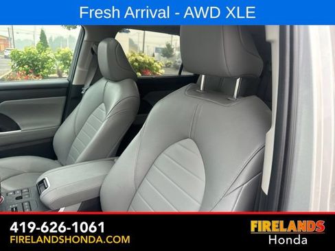 Used 2024 Toyota Highlander XLE AWD/4WD image 17