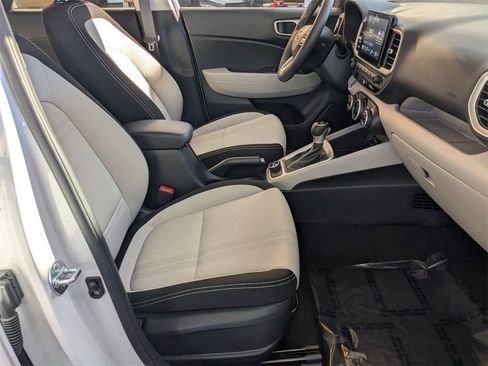 Used 2025 Hyundai Venue SEL image 30