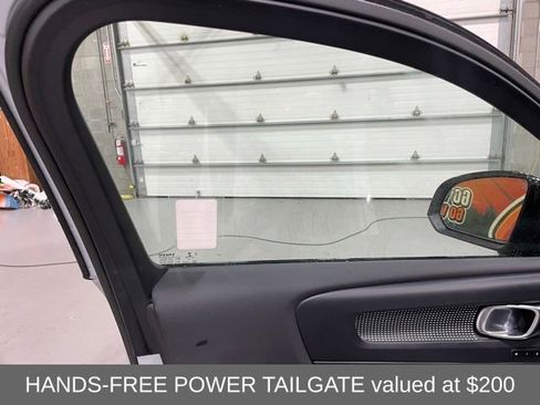 Used 2022 Volvo XC40 T5 R-Design w/ Climate Package image 12