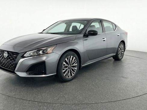 Used 2025 Nissan Altima 2.5 SV FWD image 3