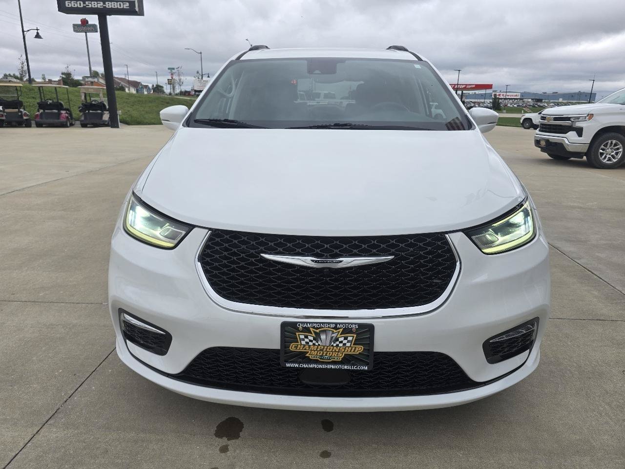 Used 2022 Chrysler Pacifica Touring-L FWD image 8