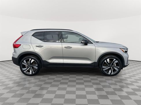 Used 2025 Volvo XC40 B5 Plus image 3