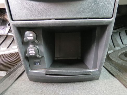 Used 2010 Dodge Grand Caravan SXT w/ Trailer Tow Group FWD image 19