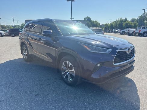 Used 2021 Toyota Highlander XLE FWD image 9