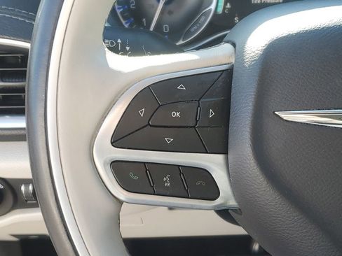 Used 2018 Chrysler Pacifica Limited image 16