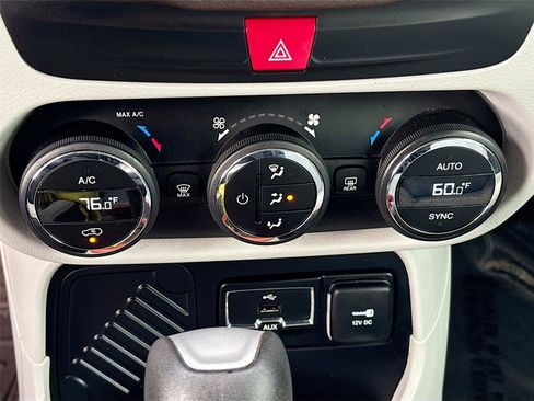 Used 2017 Jeep Renegade Latitude w/ Popular Equipment Group image 15