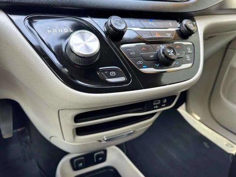 Used 2018 Chrysler Pacifica Touring-L image 60